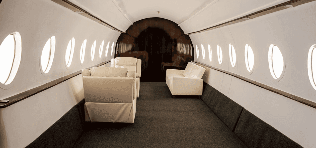 🧑‍✈️ Fabriquer l’intérieur d’un avion dans votre garage et le louer à des influenceurs pour leurs photoshoot